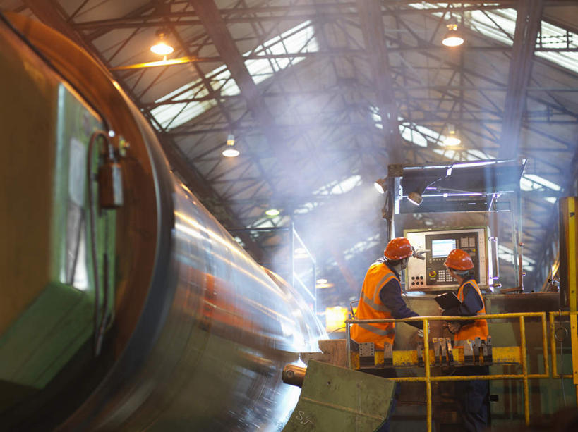 西方人,两个人,伙伴,朋友,机修工,工厂,站,说,横图,室内,白天,侧面,工作服,制服,讨论,友谊,合作,团队,机器,帽子,金属制品,照明,欧洲,欧洲人,阴影,光线,金属,头盔,影子,屋顶,灯光,顶棚,注视,吊灯,灯,工人,安全帽,灯具,观察,看,站着,机械,战略,观看,照亮,察看,照明设备,关注,车床,联合,合谋,工作制服,交流,配合,协作,男人,男性,年轻男性,年轻女性,女人,女性,白种人,机械师,机修工人,沟通,讲话,交谈,商讨,说话,谈话,站立,半身,彩图,工作套服,工地,制造厂,安全服,反光背心,反光服,反光衣