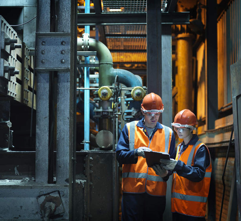 西方人,两个人,伙伴,朋友,工厂,站,横图,室内,白天,正面,工作服,制服,友谊,安全,合作,团队,机器,技术,建筑,帽子,欧洲,欧洲人,一辆,握,朦胧,模糊,材料,档案,头盔,文件,眼镜,防护,拿,拿着,注视,设备,施工,安全帽,资料,低头,观察,看,靠,靠着,站着,机械,起重机,战略,握着,观看,护目镜,保护,工程,察看,关注,文档,保险,保全,周全,安稳,安定,联合,合谋,三顶,安全防护眼镜,垂头,工作制服,配合,平安,协作,男人,男性,年轻男性,年轻女性,女人,女性,白种人,站立,半身,彩图,工作套服,工地,制造厂,安全服,反光背心,反光服,反光衣,防护眼镜