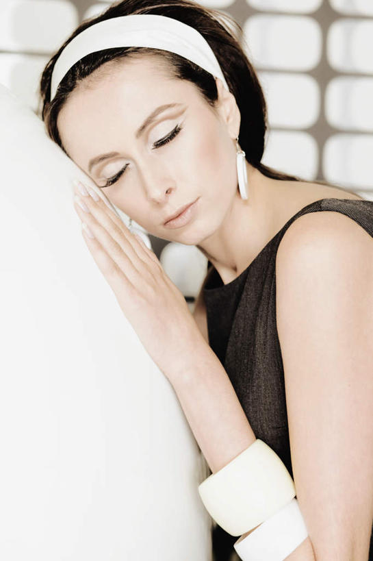 西方人,一个人,闭眼,睡,竖图,室内,白天,正面,壁纸,椅子,欧洲,欧洲人,仅一个年轻女性,仅一个女性,仅一个人,一条,服装,束发带,墙,休闲装,墙壁,墙面,装饰品,衣服,白色,黑色,耳环,饰品,手链,首饰,趴着,休闲,休闲服,搭,服饰,手镯,搭着,镯子,耳饰,年轻女性,女人,女性,白种人,墙纸,闭眼睛,闭着眼,闭着眼睛,困,困觉,趴,寝息,睡觉,半身,彩图