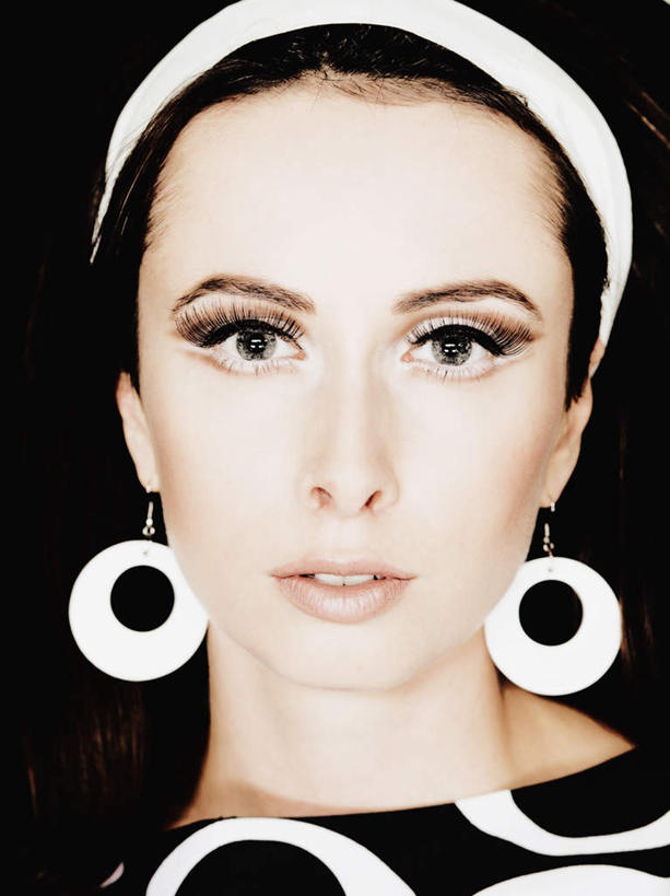 西方人,脸,头,脸颊,一个人,笑,微笑,露齿笑,竖图,室内,特写,白天,正面,欧洲,欧洲人,仅一个年轻女性,仅一个女性,仅一个人,一条,黑色背景,服装,束发带,注视,休闲装,肩膀,装饰品,衣服,白色,耳环,饰品,首饰,观察,看,休闲,休闲服,摄影,服饰,影棚,观看,察看,关注,耳饰,年轻女性,女人,女性,白种人,头部,脸部,脸蛋,面部,半身,彩图,影棚拍摄,拍摄