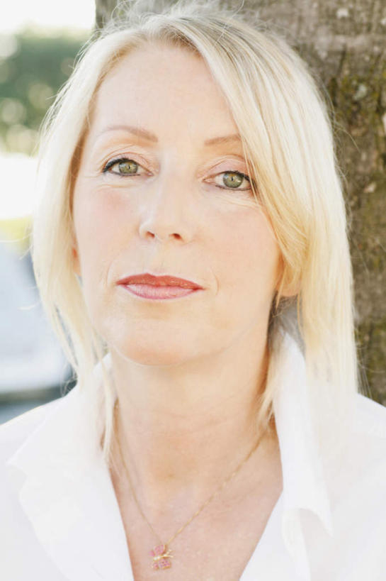 西方人,脸,头,脸颊,头发,一个人,站,笑,微笑,竖图,室外,特写,白天,正面,草地,草坪,植物,欧洲,欧洲人,仅一个女性,仅一个人,阴影,服装,朦胧,模糊,光线,影子,树桩,注视,休闲装,肩膀,草,树,树干,树木,衣服,绿色,白色,阳光,自然,观察,看,靠,靠着,站着,仅一个中年女性,休闲,休闲服,金色,木桩,服饰,生长,成长,观看,察看,关注,女人,女性,中年女性,白种人,头部,长发,直发,脸部,脸蛋,面部,站立,半身,彩图