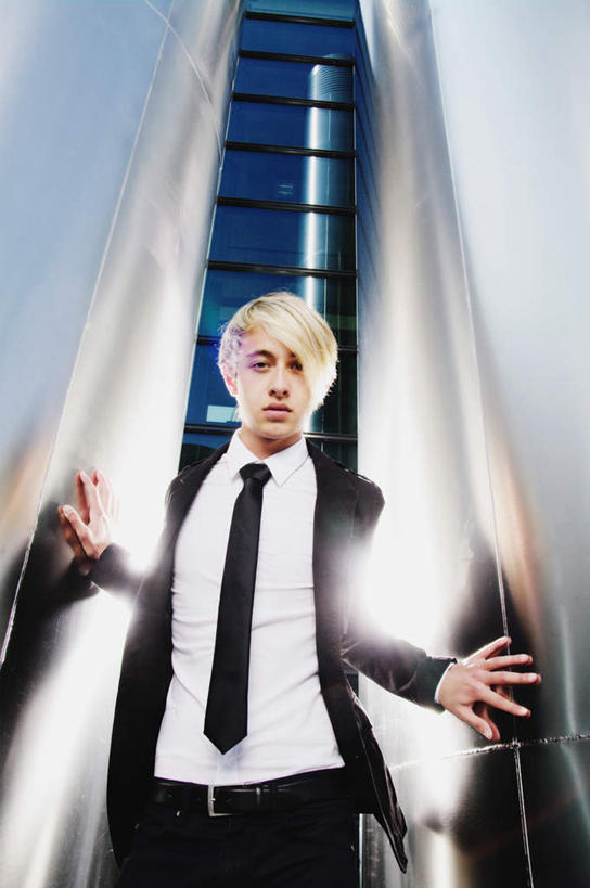 西方人,一个人,商务人士,商务男性,站,竖图,室外,白天,仰视,衬衫,电梯,欧洲,欧洲人,仅一个男性,仅一个人,套装,朦胧,模糊,电动扶梯,自动扶梯,运输工具,注视,仅一个年轻男性,观察,看,站着,搭,观看,察看,搭着,关注,商务装,工薪阶层,男人,男性,年轻男性,白种人,白领,上班族,站立,半身,彩图,低角度拍摄,衬衣,扶手电梯,升降设备,运输带,自动行人电梯,电扶梯