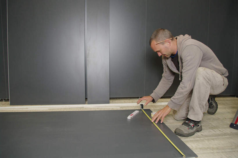 西方人,一个人,建筑工人,蹲,横图,室内,白天,侧面,地板,装修,建筑,欧洲,欧洲人,仅一个男性,仅一个人,仅一个中年男性,握,服装,测量,刻度,墙,地面,拿,拿着,注视,休闲装,文化,木地板,墙壁,墙面,工人,衣服,灰色,尺,卷尺,建筑工地,低头,观察,看,祈祷,休闲,休闲服,连帽衫,握着,许愿,宗教,服饰,信仰,观看,钢尺,测量工具,祈求,吉祥,尺子,察看,关注,风水,角尺,阴阳,帽衫,鲁班尺,量具,量仪,钢卷尺,文公尺,门公尺,门尺,丁兰尺,门光尺,吉凶,吉利,晦气,不祥,倒霉,霉运,恶兆,凶险,地盘,建筑地盘,施工地盘,垂头,平安,男人,男性,中年男性,白种人,建筑工,蹲着,彩图,全身,工地