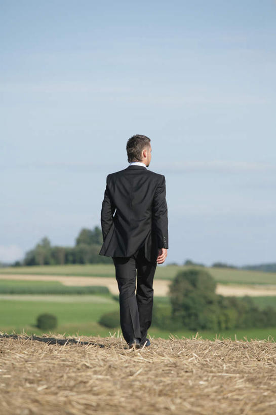 西方人,一个人,商务人士,商务男性,走,竖图,室外,白天,衬衫,草地,草坪,植物,欧洲,欧洲人,仅一个男性,仅一个人,阴影,套装,光线,影子,云,云朵,云彩,扭头,注视,草,树,树木,仅一个年轻男性,背面,蓝色,绿色,白云,蓝天,天空,阳光,自然,天,观察,看,转头,生长,晴朗,成长,观看,察看,关注,商务装,工薪阶层,男人,男性,年轻男性,白种人,白领,上班族,晴空,步行,散步,走路,彩图,全身,衬衣