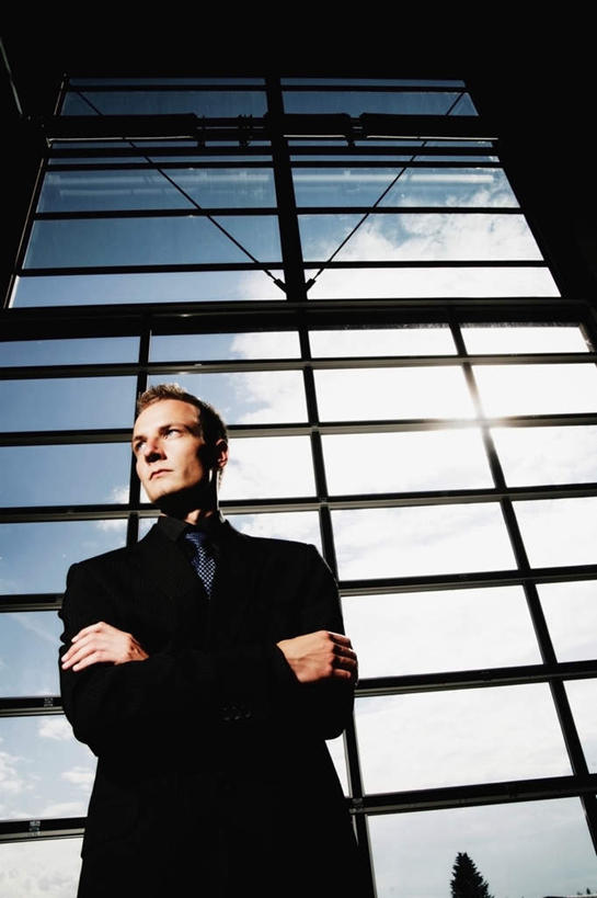 西方人,一个人,商务人士,商务男性,站,双手交叉,竖图,室内,白天,仰视,衬衫,窗户,落地窗,欧洲,欧洲人,仅一个男性,仅一个人,阴影,套装,光线,影子,扭头,注视,玻璃窗,仅一个年轻男性,蓝色,蓝天,天空,阳光,天,观察,看,站着,转头,晴朗,观看,察看,双手抱胸,关注,商务装,工薪阶层,万里无云,男人,男性,年轻男性,白种人,白领,上班族,晴空,晴空万里,站立,半身,彩图,低角度拍摄,衬衣