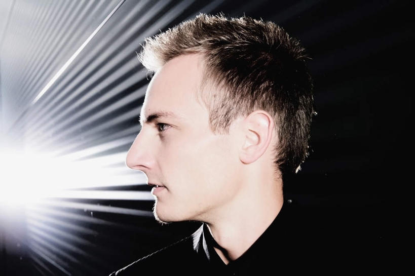 西方人,脸,头,脸颊,头发,一个人,商务人士,商务男性,站,横图,室外,特写,白天,正面,衬衫,欧洲,欧洲人,仅一个男性,仅一个人,阴影,套装,朦胧,模糊,反射,影子,墙,棕色,扭头,注视,肩膀,墙壁,墙面,仅一个年轻男性,观察,看,站着,转头,观看,察看,关注,商务装,工薪阶层,男人,男性,年轻男性,白种人,头部,直发,脸部,脸蛋,面部,白领,上班族,站立,半身,彩图,衬衣,短发