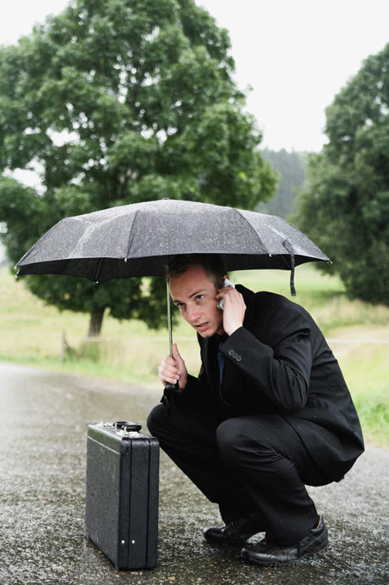 西方人,一个人,商务人士,商务男性,蹲,打电话,竖图,室外,白天,正面,衬衫,草地,草坪,植物,电话,手机,欧洲,欧洲人,仅一个男性,仅一个人,一把,握,套装,包,公文包,伞,雨伞,拿,拿着,扭头,注视,通讯设备,阳伞,草,树,树木,仅一个年轻男性,一个,绿色,黑色,自然,观察,看,转头,握着,生长,单个,成长,公事包,观看,细雨,察看,关注,商务装,工薪阶层,交流,男人,男性,年轻男性,白种人,白领,上班族,小雨,蹲着,沟通,通话,彩图,全身,衬衣