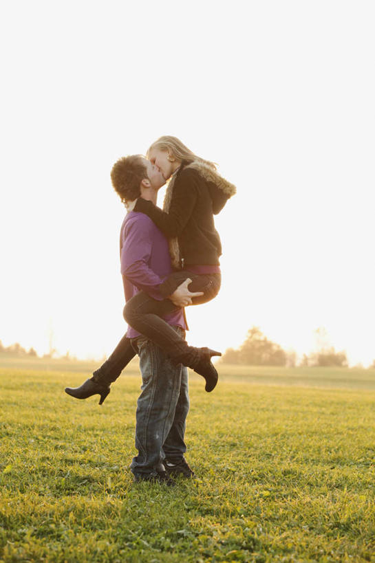 西方人,两个人,站,抱,吻,竖图,室外,白天,侧面,爱情,草地,草坪,植物,欧洲,欧洲人,一条,握,阴影,服装,装饰,光线,影子,浪漫,休闲装,草,树,树木,衣服,绿色,天空,阳光,自然,围巾,天,站着,休闲,温暖,温馨,休闲服,连帽衫,恩爱,搭,抬脚,握着,恋人,服饰,生长,晴朗,成长,围脖,抱着,保暖,华丽,点缀,和睦,搂着,御寒,搭着,帽衫,万里无云,衬托,美观,雅致,雅观,男人,男性,年轻男性,年轻女性,女人,女性,白种人,情侣,晴空,晴空万里,怀抱,接吻,搂,搂抱,亲,亲吻,亲嘴,抬头,相抱,仰头,拥抱,站立,彩图,全身,伴侣,融洽