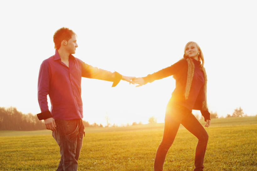 西方人,两个人,站,握手,笑,微笑,露齿笑,横图,室外,白天,正面,爱情,草地,草坪,植物,欧洲,欧洲人,一条,阴影,服装,装饰,光线,影子,背光,浪漫,扭头,注视,休闲装,草,树,树木,衣服,绿色,天空,阳光,自然,围巾,天,观察,看,站着,转头,休闲,温暖,温馨,休闲服,连帽衫,恩爱,恋人,服饰,生长,晴朗,成长,围脖,观看,保暖,华丽,点缀,和睦,察看,御寒,关注,逆光,帽衫,万里无云,衬托,美观,雅致,雅观,男人,男性,年轻男性,年轻女性,女人,女性,白种人,情侣,晴空,晴空万里,搀手,拉手,手搀手,手拉手,手牵手,手握手,站立,半身,彩图,伴侣,融洽