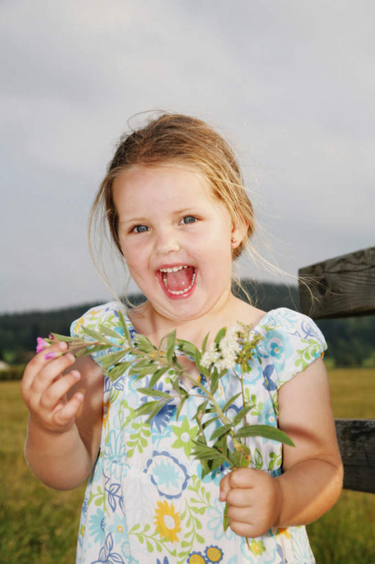 西方人,儿童,一个人,站,笑,大笑,竖图,室外,白天,正面,兴奋,纯洁,草地,草坪,植物,叶子,欧洲,欧洲人,仅一个女性,仅一个人,握,阴影,服装,光线,影子,云,云朵,绿叶,拿,云彩,拿着,注视,休闲装,草,树,树木,小孩,衣服,蓝色,绿色,白云,蓝天,天空,阳光,自然,天,观察,看,站着,张嘴,仅一个小孩,休闲,休闲服,嫩叶,可爱,童年,童趣,握着,服饰,生长,晴朗,成长,观看,察看,关注,张大嘴巴,童真,烂漫,无邪,哈哈大笑,天真,女孩,女人,女性,白种人,孩子,叶,叶片,晴空,张开嘴,站立,半身,彩图,高兴,狂笑,女生