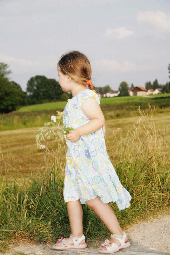 西方人,儿童,一个人,走,竖图,室外,白天,侧面,纯洁,草地,草坪,植物,道路,路,叶子,欧洲,欧洲人,仅一个女性,仅一个人,握,阴影,服装,光线,影子,云,云朵,小路,绿叶,交通,拿,云彩,拿着,扭头,休闲装,草,树,树木,小孩,衣服,蓝色,绿色,白云,蓝天,天空,阳光,自然,天,转头,仅一个小孩,休闲,休闲服,嫩叶,可爱,童年,童趣,握着,服饰,生长,晴朗,成长,童真,烂漫,无邪,天真,女孩,女人,女性,白种人,孩子,叶,叶片,晴空,步行,散步,走路,彩图,全身,女生