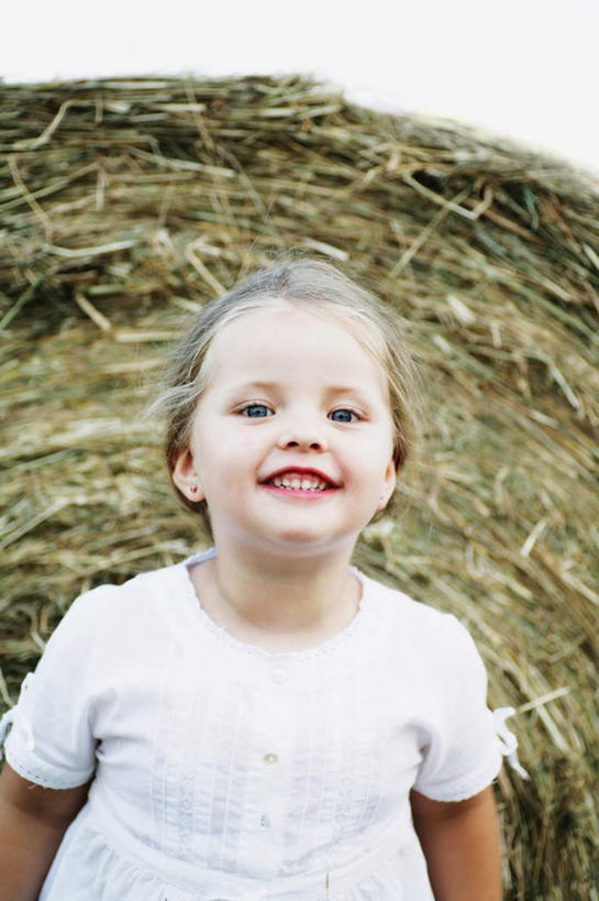 西方人,儿童,一个人,站,笑,微笑,露齿笑,竖图,室外,白天,正面,纯洁,欧洲,欧洲人,仅一个女性,仅一个人,服装,干草,注视,休闲装,一个,小孩,衣服,白色,草垛,观察,看,靠,靠着,站着,仅一个小孩,休闲,休闲服,可爱,童年,童趣,服饰,单个,观看,察看,关注,童真,烂漫,无邪,干草垛,天真,女孩,女人,女性,白种人,孩子,站立,半身,彩图,女生
