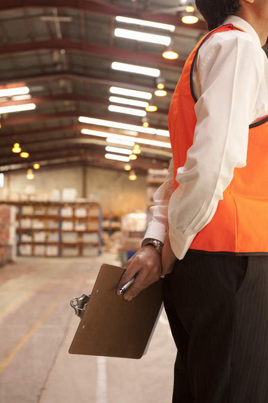 西方人,一个人,站,竖图,室内,白天,侧面,工作服,制服,地板,照明,欧洲,欧洲人,仅一个男性,仅一个人,仅一个中年男性,一排,许多,握,整齐,包装,材料,档案,文件,纸箱,灯光,地面,很多,拿,仓库,拿着,顶灯,木地板,灯,排列,安全帽,容器,箱子,资料,灯具,站着,橙色,握着,堆,照亮,照明设备,队列,文档,纸板箱,记录板,背手,记事板,包装箱,工作制服,男人,男性,中年男性,白种人,站立,半身,彩图,工作套服,安全服,反光背心,反光服,反光衣,堆栈