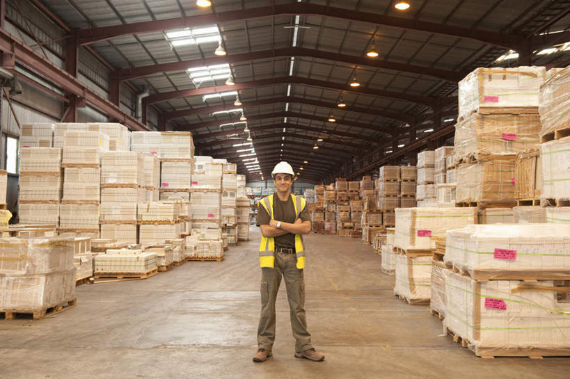 西方人,一个人,站,双手交叉,横图,室内,白天,正面,工作服,制服,地板,帽子,照明,欧洲,欧洲人,仅一个男性,仅一个人,仅一个中年男性,一排,许多,整齐,包装,头盔,纸箱,灯光,地面,很多,仓库,注视,顶灯,木地板,灯,排列,绿色,白色,安全帽,容器,箱子,灯具,观察,看,站着,观看,堆,照亮,察看,双手抱胸,照明设备,队列,关注,纸板箱,包装箱,一顶,工作制服,男人,男性,中年男性,白种人,站立,彩图,全身,工作套服,安全服,反光背心,反光服,反光衣,堆栈