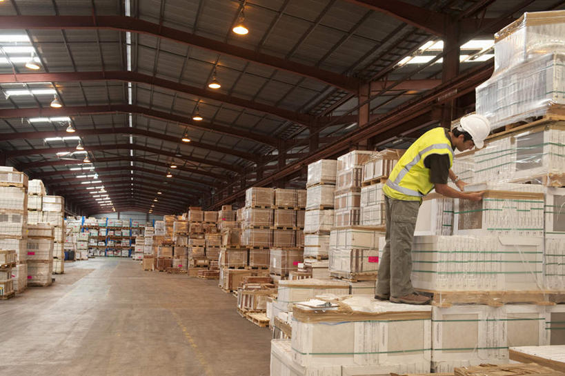 西方人,一个人,站,横图,室内,白天,侧面,工作服,制服,地板,帽子,照明,欧洲,欧洲人,仅一个男性,仅一个人,仅一个中年男性,一排,许多,弯腰,握,整齐,包装,头盔,纸箱,灯光,地面,很多,拿,仓库,拿着,顶灯,木地板,灯,排列,绿色,白色,安全帽,容器,箱子,灯具,低头,站着,握着,堆,照亮,照明设备,队列,纸板箱,包装箱,弯身,一顶,垂头,工作制服,男人,男性,中年男性,白种人,站立,彩图,全身,工作套服,安全服,反光背心,反光服,反光衣,堆栈