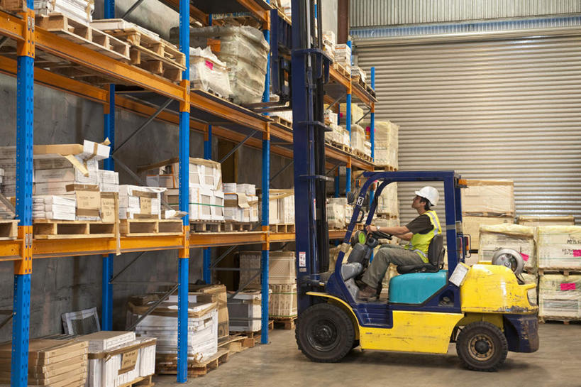 西方人,一个人,坐,搬运,横图,室内,白天,侧面,工作服,制服,技术,帽子,欧洲,欧洲人,仅一个男性,仅一个人,仅一个中年男性,一辆,一排,许多,握,整齐,包装,头盔,纸箱,很多,拿,仓库,置物架,拿着,注视,架子,车,排列,绿色,白色,安全帽,容器,箱子,交通工具,观察,看,机械,工程车,握着,工业,观看,堆,工程,叉车,察看,队列,关注,载具,纸板箱,陈列架,包装箱,一顶,交通运输,工作制服,工作车,搁架,男人,男性,中年男性,白种人,坐着,彩图,全身,工作套服,安全服,反光背心,反光服,反光衣,堆栈