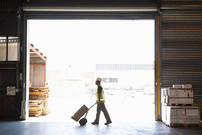 西方人,一个人,走,横图,室内,白天,侧面,工作服,制服,地板,门,帽子,欧洲,欧洲人,仅一个男性,仅一个人,仅一个中年男性,一排,许多,握,朦胧,模糊,整齐,包装,头盔,纸箱,地面,很多,拿,仓库,拿着,注视,木地板,车,排列,绿色,白色,安全帽,容器,手推车,箱子,门框,观察,看,握着,观看,堆,察看,便利,存放,队列,关注,载具,纸板箱,包装箱,快捷,一顶,方便,工作制服,寄存,寄放,暂存,男人,男性,中年男性,白种人,步行,散步,走路,彩图,全身,工作套服,安全服,反光背心,反光服,反光衣,堆栈
