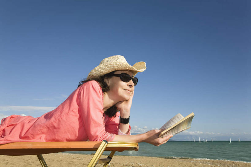 西方人,一个人,躺,笑,微笑,横图,室外,白天,侧面,海浪,海洋,沙滩,帽子,书籍,椅子,欧洲,欧洲人,仅一个女性,仅一个人,一把,一本,一副,撑,握,阴影,服装,光线,墨镜,沙子,眼镜,影子,躺椅,海岸,浪花,水平线,云,云朵,辽阔,海平线,沙地,拿,云彩,拿着,托腮,注视,休闲装,装饰品,衣服,粉色,蓝色,白云,蓝天,天空,阳光,海水,饰品,手链,首饰,太阳镜,太阳眼镜,遮阳帽,天,观察,看,托,仅一个中年女性,休闲,广阔,休闲服,遮阳镜,握着,服饰,手镯,晴朗,观看,一望无际,沙滩椅,察看,撑着,关注,托下巴,镯子,海景,一顶,无边无际,一马平川,卧着,女人,女性,中年女性,白种人,书,图书,大海,风浪,海,海水的波动,海滩,近岸浪,涌浪,晴空,躺着,卧,半身,彩图,水天相接,水天一线