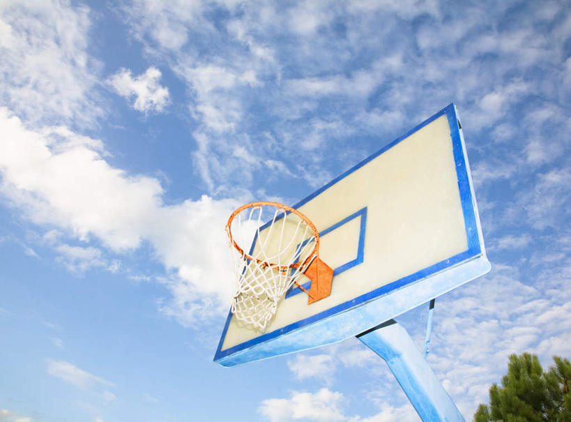 无人,横图,室外,白天,仰视,旅游,度假,美景,植物,希腊,欧洲,阴影,光线,篮球框,影子,景观,云,云朵,云彩,娱乐,树,树木,一个,蓝色,绿色,白云,蓝天,天空,阳光,自然,天,享受,休闲,篮球网,景色,放松,生长,晴朗,单个,成长,自然风光,希腊共和国,篮球板,晴空,彩图,低角度拍摄