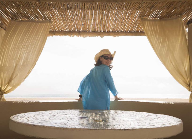 西方人,一个人,家,站,横图,室外,白天,海浪,海洋,沙滩,窗帘,桌面,桌子,帽子,欧洲,欧洲人,仅一个女性,仅一个人,一副,撑,服装,装饰,木制,墨镜,沙子,眼镜,房屋,屋子,草屋,海岸,浪花,沙地,扭头,注视,休闲装,住宅,背面,衣服,蓝色,海水,帘子,木制品,太阳镜,太阳眼镜,遮阳帽,茅草屋,观察,看,站着,转头,仅一个中年女性,休闲,休闲服,遮阳,遮阳镜,服饰,观看,华丽,修饰,点缀,察看,撑着,关注,海景,衬托,美观,雅致,雅观,一顶,女人,女性,中年女性,白种人,大海,风浪,海,海水的波动,海滩,近岸浪,涌浪,站立,半身,彩图,房子,茅舍,茅屋,小屋