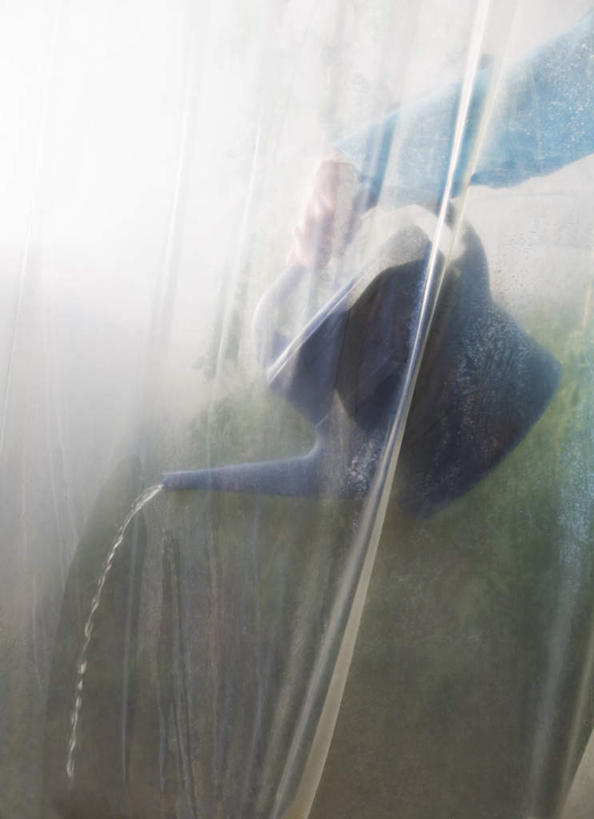 西方人,手,一个人,站,竖图,室外,特写,白天,正面,水,欧洲,欧洲人,仅一个女性,仅一个人,握,飞溅,服装,朦胧,模糊,溅,壶,液体,塑料,水滴,拿,温室,洒水壶,拿着,休闲装,水壶,水珠,一个,衣服,塑料制品,站着,仅一个中年女性,休闲,手部,休闲服,握着,服饰,设施,单个,单手,暖房,防寒,喷洒,加温,下降,降落,透光,保温,浇水壶,降低,下跌,下落,女人,女性,中年女性,白种人,站立,半身,彩图