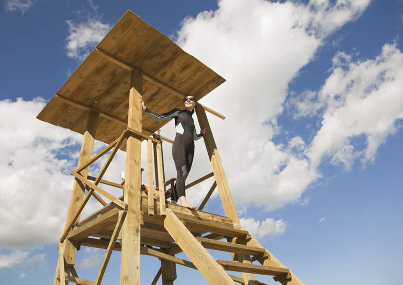 西方人,一个人,救生员,站,攀登,横图,室外,白天,仰视,工作服,制服,欧洲,欧洲人,仅一个女性,仅一个人,握,阴影,光线,木制,梯子,影子,柱子,阶梯,木梯,云,云朵,拿,云彩,拿着,注视,蓝色,白云,蓝天,天空,阳光,木制品,天,低头,观察,看,站着,仅一个中年女性,爬,握着,晴朗,观看,上升,察看,关注,登高,垂头,工作制服,女人,女性,中年女性,白种人,晴空,攀爬,站立,彩图,低角度拍摄,全身,工作套服