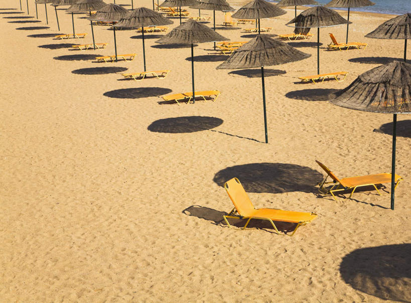 无人,横图,俯视,室外,白天,旅游,度假,美景,沙滩,椅子,希腊,欧洲,一排,许多,阴影,整齐,光线,伞,沙子,影子,雨伞,遮阳伞,躺椅,海岸,景观,沙地,很多,娱乐,阳伞,排列,阳光,自然,享受,休闲,橙色,景色,放松,沙滩椅,太阳伞,队列,自然风光,希腊共和国,海滩,彩图,高角度拍摄