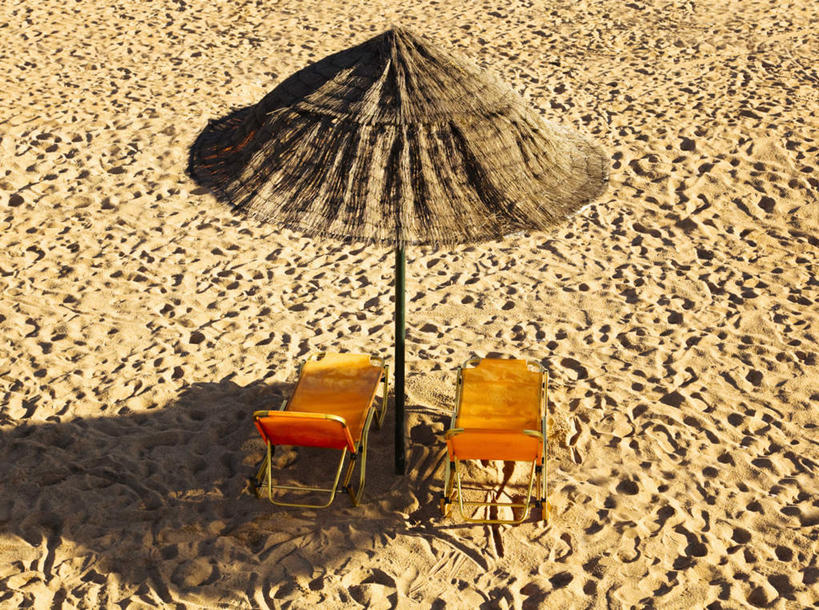 无人,横图,俯视,室外,白天,旅游,度假,美景,沙滩,椅子,希腊,欧洲,一把,阴影,光线,伞,沙子,影子,雨伞,遮阳伞,躺椅,海岸,景观,沙地,两把,娱乐,阳伞,阳光,自然,享受,休闲,橙色,景色,放松,沙滩椅,太阳伞,自然风光,希腊共和国,海滩,彩图,高角度拍摄