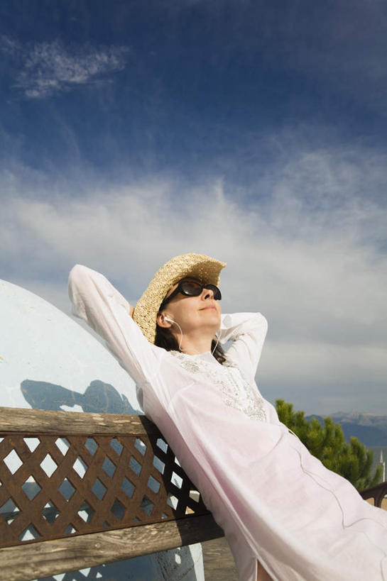 西方人,一个人,坐,举,闭眼,竖图,室外,白天,正面,陶醉,快乐,满意,幸福,植物,帽子,椅子,欧洲,欧洲人,仅一个女性,仅一个人,一把,一副,阴影,服装,光线,墨镜,眼镜,影子,云,云朵,音响,音乐,云彩,音乐播放器,休闲装,娱乐,树,树木,一个,衣服,蓝色,绿色,白色,白云,蓝天,天空,阳光,自然,耳机,随身听,太阳镜,太阳眼镜,遮阳帽,天,靠,靠着,托,仅一个中年女性,享受,休闲,休闲服,遮阳镜,放松,搭,服饰,生长,晴朗,单个,成长,舒适,享乐,搭着,MP3播放器,一顶,女人,女性,中年女性,白种人,晴空,闭眼睛,闭着眼,闭着眼睛,举起,举手,举着,抬头,向上举,向上伸,向上托,仰头,坐着,半身,彩图,播放器,沉醉