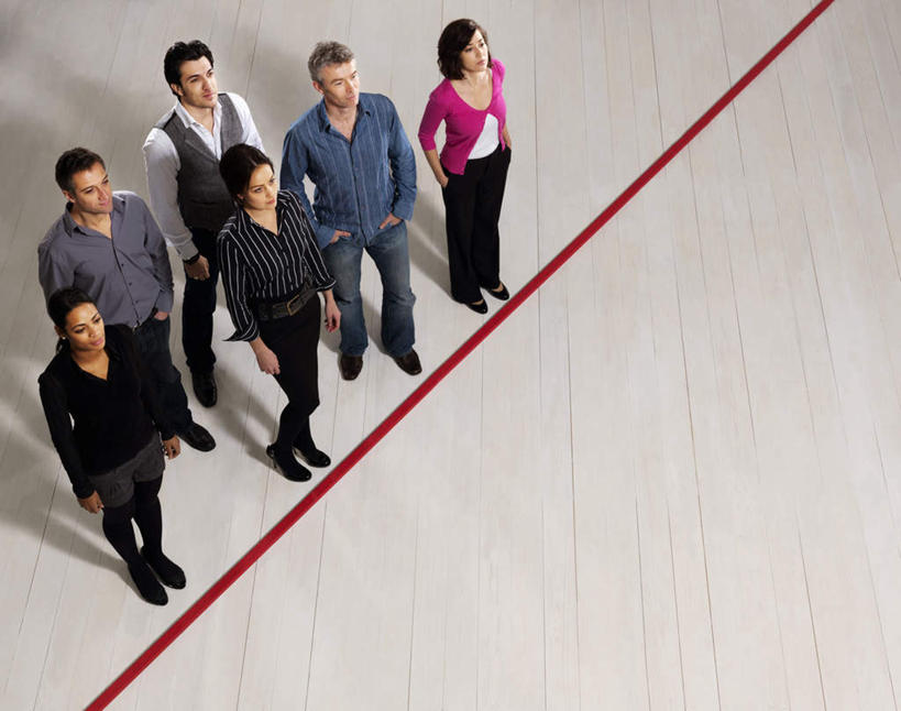 西方人,同事,商务人士,商务男性,商务女性,站,横图,俯视,室内,白天,衬衫,成功,合作,团队,集体,信心,欧洲,欧洲人,阴影,套装,反射,瓷砖,地砖,线条,影子,地面,许多人,注视,队伍,红色,观察,看,站着,一群人,观看,察看,领导,双手插袋,成就,关注,商务装,手插袋,合伙,领袖,工薪阶层,双手抄兜,双手放兜,男人,男性,年轻男性,年轻女性,女人,女性,中年男性,中年女性,白种人,白领,上班族,插兜,两手抄兜,两手放兜,手插兜,手放口袋,站立,彩图,高角度拍摄,全身,衬衣,手抄兜