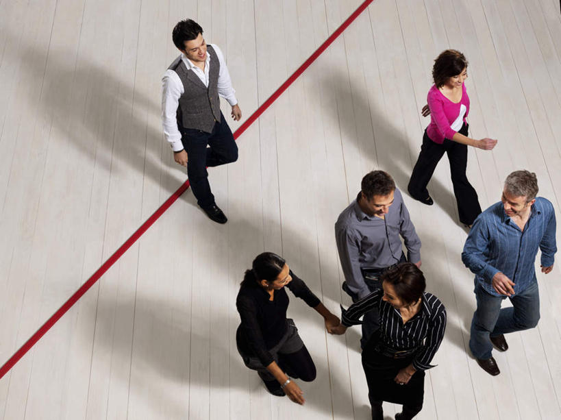 西方人,同事,商务人士,商务男性,商务女性,走,横图,俯视,室内,白天,衬衫,成功,合作,团队,集体,信心,欧洲,欧洲人,阴影,套装,反射,瓷砖,地砖,线条,影子,地面,许多人,扭头,注视,队伍,红色,观察,看,转头,一群人,观看,察看,领导,成就,关注,商务装,合伙,领袖,工薪阶层,男人,男性,年轻男性,年轻女性,女人,女性,中年男性,中年女性,白种人,白领,上班族,步行,散步,走路,彩图,高角度拍摄,全身,衬衣