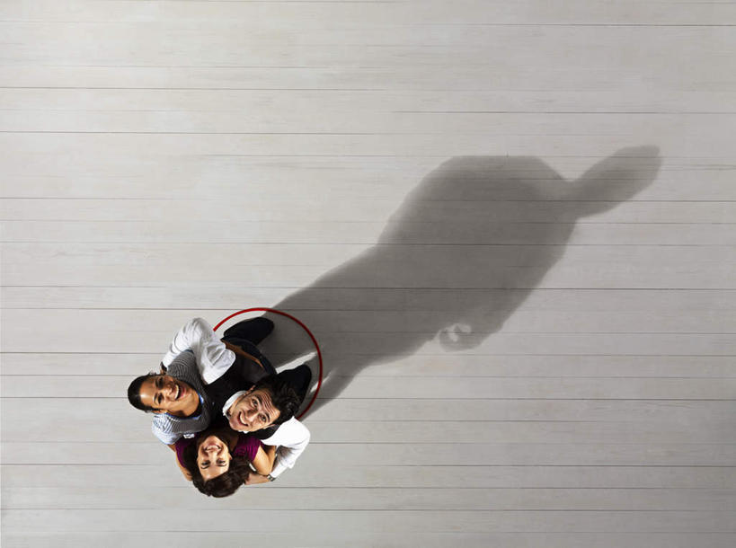 西方人,三个人,同事,商务人士,商务男性,商务女性,站,抱,横图,俯视,室内,白天,衬衫,锻炼,成功,运动,合作,团队,集体,信心,地板,欧洲,欧洲人,阴影,套装,反射,影子,地面,注视,运动器械,队伍,木地板,一个,红色,看,站着,健身器械,单个,抱着,领导,搂着,成就,关注,呼啦圈,商务装,健身器材,合伙,领袖,工薪阶层,健身圈,体育,男人,男性,年轻女性,女人,女性,中年男性,中年女性,白种人,白领,上班族,怀抱,搂,搂抱,抬头,相抱,仰头,拥抱,站立,彩图,高角度拍摄,全身,衬衣,健身,运动器材