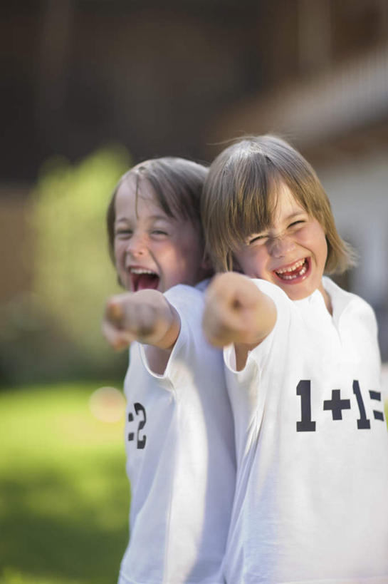 西方人,儿童,两个人,家庭,双胞胎,站,笑,微笑,露齿笑,竖图,室外,白天,正面,纯洁,安全,树林,植物,欧洲,欧洲人,指,阴影,服装,朦胧,模糊,光线,标志,数字,文字,影子,字符,字母,依靠,注视,休闲装,方向,标识,树,树木,小孩,衣服,绿色,白色,阳光,自然,观察,看,手势,倚靠,站着,背靠背,休闲,温暖,温馨,一家人,休闲服,可爱,童年,童趣,背对背,阿拉伯数字,服饰,生长,成长,观看,和睦,察看,指向,食指,关注,童真,烂漫,无邪,天真,信任,男孩,男人,男性,白种人,孩子,站立,半身,彩图,融洽,男生