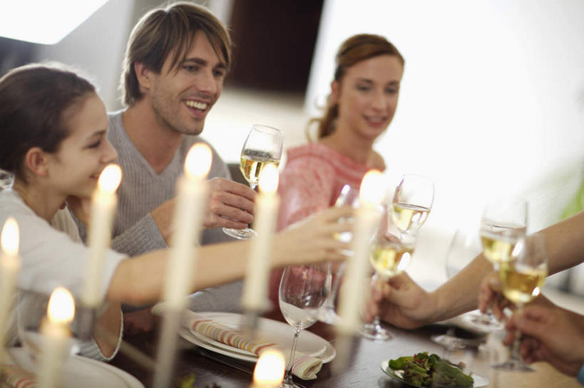 红酒,葡萄酒,西方人,儿童,中年人,家庭,父亲,女儿,坐,举,笑,盘腿,微笑,露齿笑,横图,室内,白天,正面,纯洁,餐桌,桌子,杯子,蜡烛,欧洲,欧洲人,握,阴影,服装,朦胧,模糊,庆祝,反射,光线,瓷器,火焰,影子,烛光,墙,咖啡杯,陶瓷制品,白葡萄酒,酒类,许多人,燃烧,拿,拿着,注视,休闲装,墙壁,墙面,酒,饮料,小孩,衣服,粉色,灰色,点燃,干杯,观察,看,碰杯,托,一群人,休闲,温暖,温馨,父女,一家人,休闲服,父爱,交际,可爱,童年,童趣,友好,握着,服饰,餐台,观看,庆贺,和睦,察看,关注,瓷杯,礼仪,敬酒,童真,烂漫,无邪,劝酒,天真,男人,男性,年轻女性,女孩,中年男性,白种人,孩子,举起,举手,举着,盘腿而坐,盘膝,盘着腿的,盘着腿坐,双腿交叉,向上举,向上伸,向上托,坐着,半身,彩图,融洽,女生