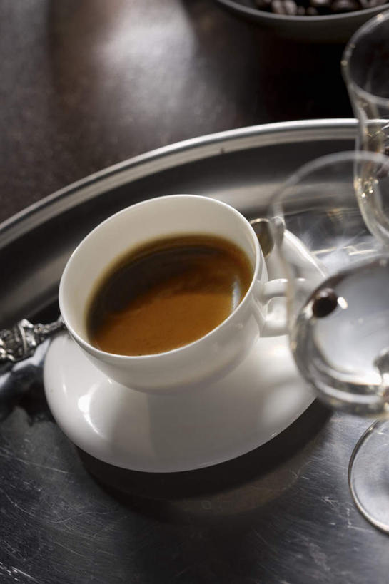 咖啡,无人,竖图,俯视,室内,白天,幸福,餐桌,桌子,杯子,阴影,反射,瓷器,高脚杯,影子,咖啡杯,陶瓷制品,红酒杯,娱乐,玻璃制品,饮料,酒杯,享受,休闲,温馨,放松,乐趣,餐台,提神,舒适,葡萄酒杯,咖啡店,瓷杯,醒脑,咖啡屋,软饮料,玻璃杯,彩图,高角度拍摄,咖啡馆