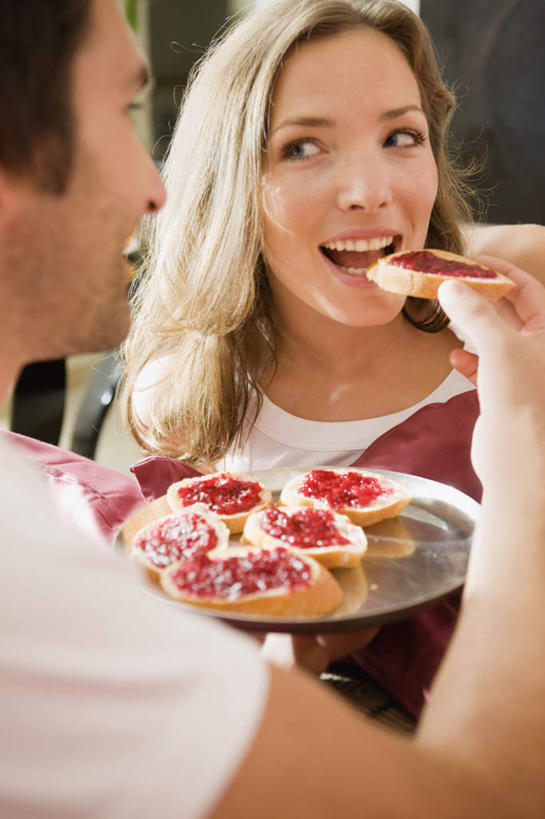 点心,面包,西方人,两个人,家庭,夫妻,坐,竖图,室内,白天,正面,爱情,床,卧室,餐具,欧洲,欧洲人,握,阴影,服装,朦胧,模糊,反射,碟子,盘,影子,墙,双人床,食品,面点,床单,浪漫,拿,拿着,注视,休闲装,被子,墙壁,墙面,食物,糕点,衣服,红色,白色,盘子,碟,果酱,观察,看,张嘴,休闲,温暖,温馨,一家人,休闲服,恩爱,握着,恋人,服饰,观看,和睦,察看,被单,关注,张大嘴巴,果子酱,男人,男性,年轻男性,年轻女性,女人,女性,白种人,年轻人,夫妇,情侣,张开嘴,坐着,半身,彩图,睡房,卧房,伴侣,融洽