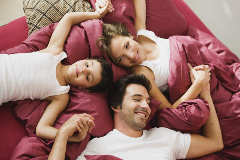 西方人,儿童,三个人,家庭,夫妻,母亲,父亲,儿子,躺,握手,笑,微笑,露齿笑,横图,俯视,室内,白天,爱情,纯洁,欧洲,欧洲人,服装,环绕,围绕,浪漫,环抱,注视,休闲装,小孩,衣服,白色,观察,看,休闲,温暖,温馨,父子,母子,三口之家,一家人,休闲服,恩爱,父爱,可爱,母爱,童年,童趣,恋人,服饰,观看,和睦,察看,关注,童真,烂漫,无邪,萦绕,卧着,天真,男孩,男人,男性,年轻男性,年轻女性,女人,女性,白种人,孩子,年轻人,夫妇,情侣,搀手,拉手,手搀手,手拉手,手牵手,手握手,躺着,卧,半身,彩图,高角度拍摄,伴侣,融洽,男生