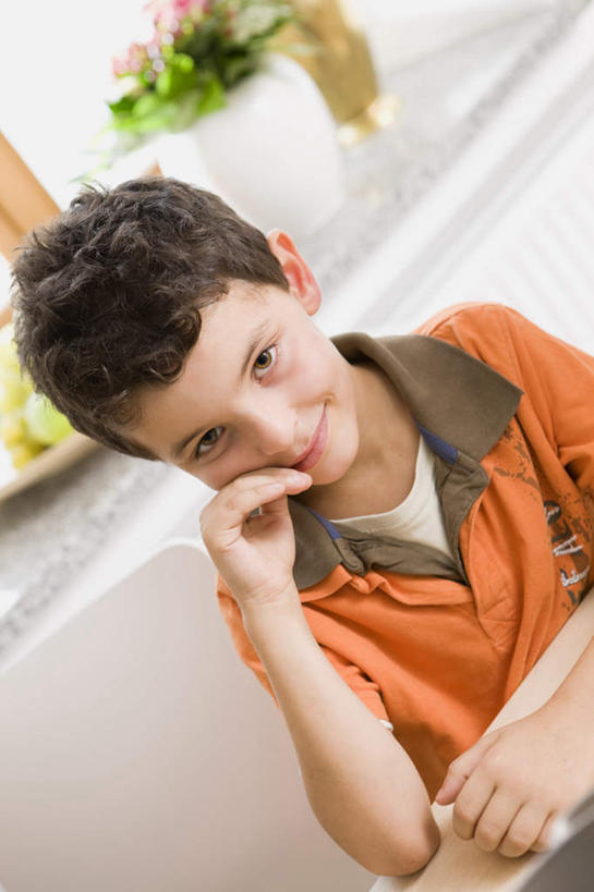 西方人,儿童,一个人,坐,笑,微笑,竖图,室内,白天,正面,纯洁,植物,餐桌,桌子,欧洲,欧洲人,仅一个男性,仅一个人,撑,阴影,服装,朦胧,模糊,反射,盆栽,影子,盆景,托腮,注视,休闲装,小孩,衣服,绿色,自然,观察,看,托,仅一个小孩,休闲,休闲服,橙色,可爱,童年,童趣,服饰,生长,成长,餐台,观看,察看,关注,托下巴,童真,烂漫,无邪,天真,男孩,男人,男性,白种人,孩子,坐着,半身,彩图,男生