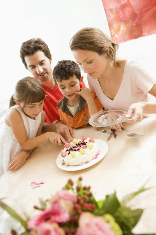 点心,西方人,儿童,四个人,家庭,夫妻,母亲,父亲,女儿,儿子,坐,捧,竖图,俯视,室内,白天,爱情,纯洁,植物,餐桌,窗户,桌子,餐具,蜡烛,欧洲,欧洲人,握,指,阴影,服装,朦胧,模糊,反射,光线,碟子,火焰,盘,盆栽,影子,烛光,墙,食品,盆景,浪漫,燃烧,拿,拿着,注视,休闲装,方向,文化,玻璃窗,墙壁,墙面,食物,糕点,小孩,衣服,粉色,红色,绿色,自然,盘子,碟,生日蛋糕,低头,点燃,观察,看,祈祷,手势,休闲,温暖,温馨,父女,父子,母女,母子,一家人,休闲服,橙色,恩爱,父爱,可爱,母爱,童年,童趣,握着,许愿,恋人,服饰,生长,成长,餐台,观看,纪念,祈求,和睦,察看,指向,食指,关注,童真,烂漫,无邪,平安,天真,男孩,男人,男性,年轻男性,年轻女性,女孩,女人,女性,白种人,孩子,年轻人,夫妇,情侣,端,端着,捧着,手捧,坐着,半身,彩图,高角度拍摄,伴侣,融洽,蛋糕,男生,女生