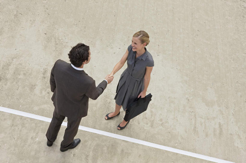 西方人,两个人,同事,商务人士,商务男性,商务女性,站,握手,横图,俯视,室外,白天,衬衫,成功,合作,团队,集体,信心,欧洲,欧洲人,握,套装,包,公文包,线条,地面,拿,拎,拿着,注视,队伍,观察,看,站着,握着,公事包,观看,察看,领导,成就,关注,商务装,合伙,领袖,工薪阶层,男人,男性,女人,女性,中年男性,中年女性,白种人,白领,上班族,搀手,拉手,手搀手,手拉手,手牵手,手握手,站立,彩图,高角度拍摄,全身,衬衣,拎着