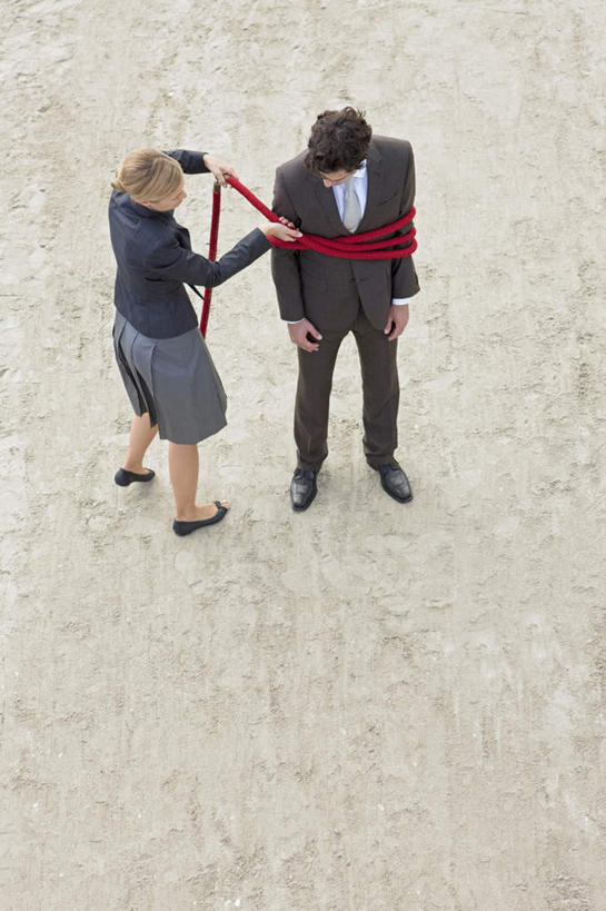 西方人,两个人,同事,商务人士,商务男性,商务女性,站,竖图,俯视,室外,白天,衬衫,成功,合作,团队,集体,信心,欧洲,欧洲人,握,套装,地面,拿,拿着,注视,队伍,绳子,观察,看,站着,握着,观看,捆绑,绳索,察看,领导,成就,关注,商务装,合伙,领袖,工薪阶层,绑缚,男人,男性,女人,女性,中年男性,中年女性,白种人,白领,上班族,站立,彩图,高角度拍摄,全身,衬衣