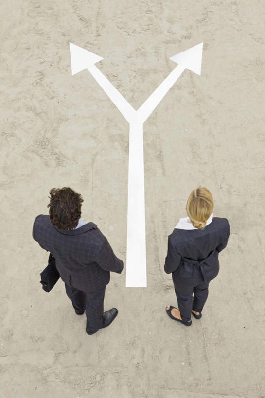 西方人,两个人,同事,商务人士,商务男性,商务女性,站,竖图,俯视,室外,白天,衬衫,成功,合作,团队,集体,信心,欧洲,欧洲人,握,套装,包,公文包,地面,拿,拎,拿着,注视,方向,队伍,箭头,观察,看,站着,握着,公事包,观看,察看,领导,指向,成就,关注,商务装,合伙,领袖,工薪阶层,簇,男人,男性,女人,女性,中年男性,中年女性,白种人,白领,上班族,站立,彩图,高角度拍摄,全身,衬衣,拎着