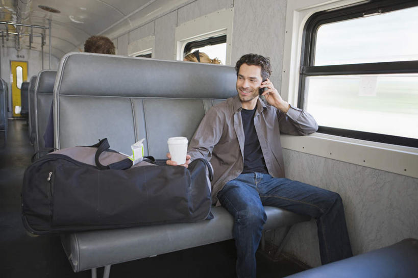 咖啡,西方人,一个人,坐,笑,打电话,微笑,露齿笑,横图,室内,白天,正面,幸福,窗户,火车,杯子,电话,手机,欧洲,欧洲人,仅一个男性,仅一个人,仅一个中年男性,一辆,握,服装,包,瓷器,咖啡杯,陶瓷制品,一杯,拿,旅行包,拿着,注视,休闲装,娱乐,通讯设备,座椅,玻璃窗,座位,车,饮料,衣服,车窗,交通工具,观察,看,行驶,享受,休闲,温馨,休闲服,放松,乐趣,握着,服饰,观看,察看,提神,舒适,关注,载具,瓷杯,醒脑,车座,软饮料,旅游包,提包,交流,男人,男性,中年男性,白种人,沟通,通话,坐着,半身,彩图