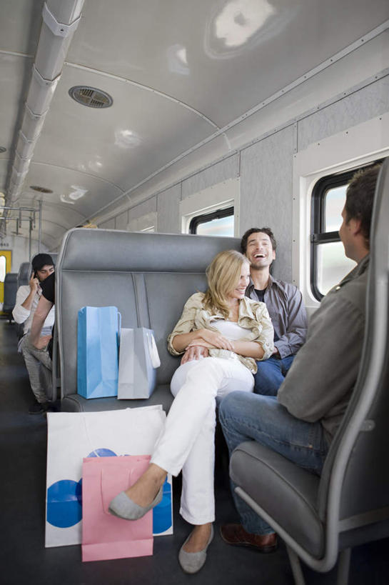 西方人,背部,三个人,夫妻,坐,抱,笑,说,微笑,竖图,室内,白天,正面,爱情,购物,讨论,消费,窗户,火车,袋子,欧洲,欧洲人,一辆,乘客,服装,包装袋,手提袋,购物袋,浪漫,二郎腿,注视,休闲装,座椅,玻璃窗,座位,车,衣服,粉色,蓝色,白色,车窗,交通工具,观察,看,行驶,休闲,休闲服,恩爱,金融,恋人,服饰,抱着,观看,察看,搂着,购买,关注,载具,车座,贸易,交流,男人,男性,女人,女性,中年男性,中年女性,白种人,夫妇,情侣,沟通,讲话,交谈,搂,搂抱,商讨,说话,谈话,坐着,半身,彩图,伴侣