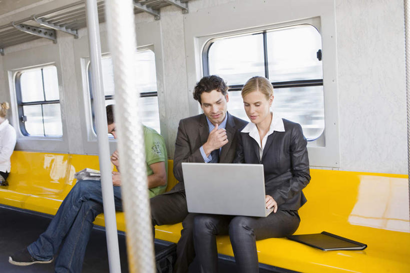 西方人,三个人,商务人士,商务男性,商务女性,坐,捧,横图,室内,白天,正面,衬衫,T恤衫,电脑,显示器,鼠标,键盘,窗户,地铁,欧洲,欧洲人,撑,敲打,套装,服装,裤子,网络,柱子,轨道交通,T恤,托腮,注视,牛仔裤,休闲装,输入,输入设备,通讯设备,座椅,玻璃窗,座位,衣服,黄色,绿色,车窗,打字,观察,看,托,休闲,休闲服,台式电脑,服饰,观看,点击,敲击,察看,关注,托下巴,通信设备,商务装,车座,工薪阶层,输出设备,按键,男人,男性,女人,女性,中年男性,中年女性,白种人,白领,上班族,端,端着,捧着,手捧,坐着,半身,彩图,衬衣,地铁机动车,地下铁,轻轨,地铁屏蔽门