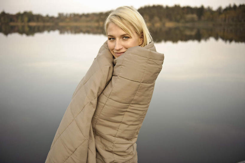 西方人,一个人,站,笑,微笑,横图,室外,白天,正面,湖,湖泊,树林,水,植物,纺织品,欧洲,欧洲人,仅一个年轻女性,仅一个女性,仅一个人,阴影,服装,装饰,光线,包裹,毛毯,毯子,影子,湖面,水流,水面,棕色,注视,休闲装,树,树木,纺织,衣服,绿色,倒影,阳光,自然,垫子,湖水,观察,看,站着,休闲,温暖,休闲服,服饰,生长,成长,观看,华丽,修饰,点缀,察看,倒映,关注,衬托,美观,雅致,雅观,反照,年轻女性,女人,女性,白种人,站立,半身,彩图