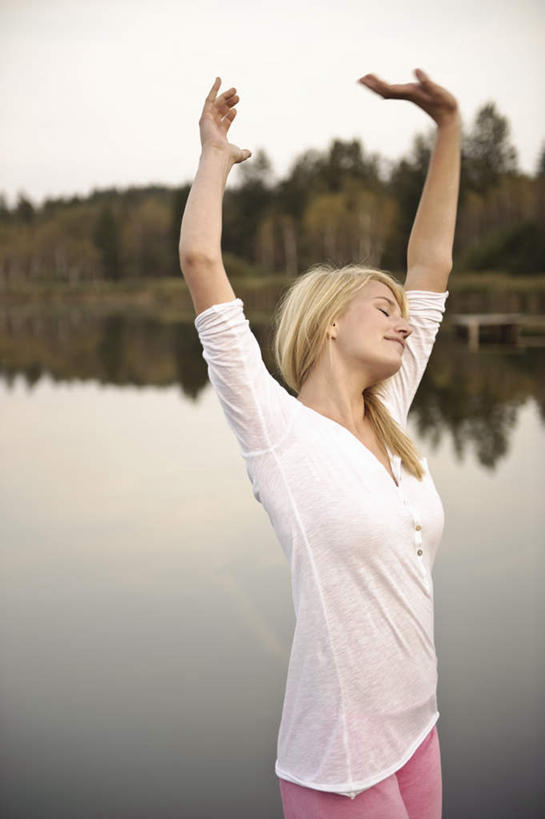 西方人,一个人,站,闭眼,伸展双臂,笑,微笑,竖图,室外,白天,正面,锻炼,瑜伽,运动,湖,湖泊,树林,水,植物,欧洲,欧洲人,仅一个年轻女性,仅一个女性,仅一个人,阴影,服装,光线,木板,影子,湖面,水流,水面,桥,木桥,休闲装,栈桥,树,树木,衣服,粉色,绿色,白色,倒影,天空,阳光,自然,湖水,天,站着,休闲,休闲服,养生,服饰,生长,成长,人行桥,木板桥,倒映,反照,体育,年轻女性,女人,女性,白种人,闭眼睛,闭着眼,闭着眼睛,敞开双臂,伸开双臂,展开双肩,站立,张开手臂,张开双臂,半身,彩图,健身