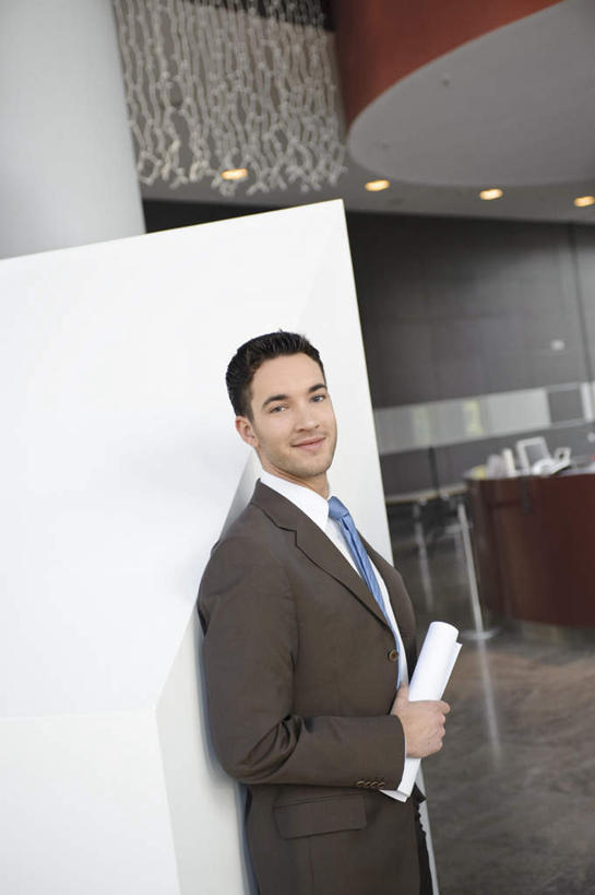 西方人,一个人,商务人士,商务男性,办公室,站,笑,微笑,竖图,室内,白天,正面,衬衫,欧洲,欧洲人,仅一个男性,仅一个人,握,阴影,套装,卷曲,反射,材料,档案,文件,影子,纸,墙,领带,拿,拿着,注视,大厅,墙壁,墙面,仅一个年轻男性,蓝色,手稿,资料,观察,看,站着,握着,观看,证明,察看,象征,庄重,关注,文档,商务装,身份,工薪阶层,正式,地位,男人,男性,年轻男性,白种人,白领,上班族,站立,半身,彩图,衬衣