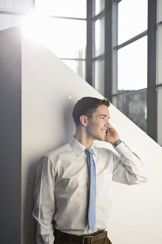 西方人,一个人,商务人士,商务男性,办公室,站,笑,打电话,微笑,竖图,室内,白天,正面,衬衫,窗户,落地窗,电话,手机,欧洲,欧洲人,仅一个男性,仅一个人,握,阴影,套装,时间,光线,时钟,手表,影子,墙,领带,拿,计时,拿着,注视,通讯设备,大厅,玻璃窗,墙壁,墙面,仅一个年轻男性,蓝色,阳光,钟表,观察,看,站着,表,握着,观看,腕表,察看,象征,庄重,关注,商务装,身份,工薪阶层,正式,地位,交流,男人,男性,年轻男性,白种人,白领,上班族,钟,沟通,通话,站立,半身,彩图,眩光,衬衣