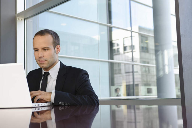 西方人,一个人,商务人士,商务男性,办公室,坐,笑,微笑,横图,室内,白天,正面,衬衫,电脑,笔记本电脑,窗户,桌面,桌子,欧洲,欧洲人,仅一个男性,仅一个人,敲打,阴影,套装,工作,反射,网络,影子,办公桌,墙,注视,输入,通讯设备,玻璃窗,墙壁,墙面,仅一个年轻男性,打字,观察,看,观看,点击,敲击,察看,无线,关注,通信设备,商务装,无线网络,无线上网,便携式电脑,工薪阶层,按键,手提电脑,男人,男性,年轻男性,白种人,白领,上班族,坐着,半身,彩图,衬衣